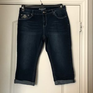 Women’s dark washed capri’s